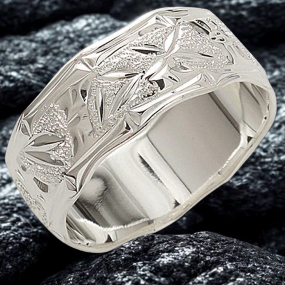 Elegant Silver Ring with Intricate Design
